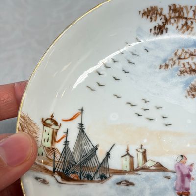 Three sets of Chinese export famille rose and grisaille 'European Subject' tea bowls and saucers — foto 15