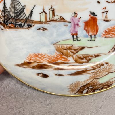 Three sets of Chinese export famille rose and grisaille 'European Subject' tea bowls and saucers — foto 16