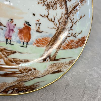 Three sets of Chinese export famille rose and grisaille 'European Subject' tea bowls and saucers — foto 17