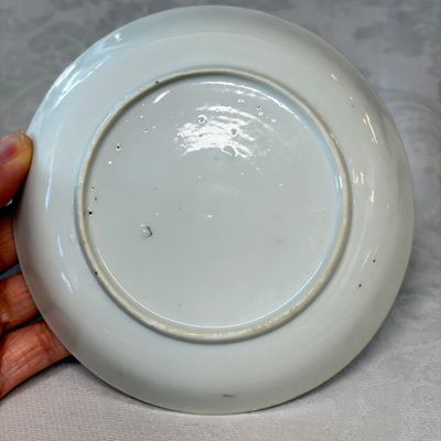 Three sets of Chinese export famille rose and grisaille 'European Subject' tea bowls and saucers — foto 18