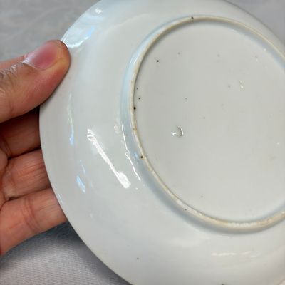 Three sets of Chinese export famille rose and grisaille 'European Subject' tea bowls and saucers — foto 19