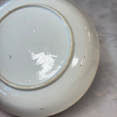 Three sets of Chinese export famille rose and grisaille 'European Subject' tea bowls and saucers — foto 20
