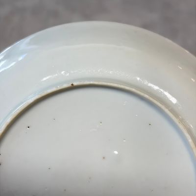 Three sets of Chinese export famille rose and grisaille 'European Subject' tea bowls and saucers — foto 21