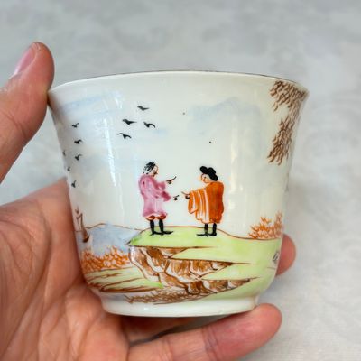 Three sets of Chinese export famille rose and grisaille 'European Subject' tea bowls and saucers — foto 22