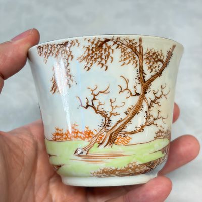 Three sets of Chinese export famille rose and grisaille 'European Subject' tea bowls and saucers — foto 23