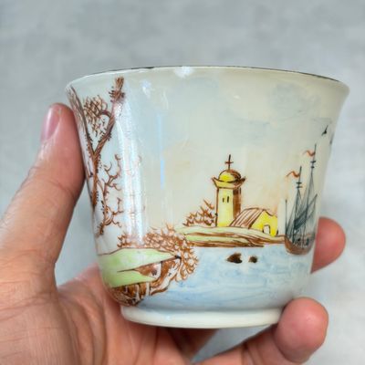 Three sets of Chinese export famille rose and grisaille 'European Subject' tea bowls and saucers — foto 24