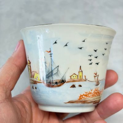 Three sets of Chinese export famille rose and grisaille 'European Subject' tea bowls and saucers — foto 25