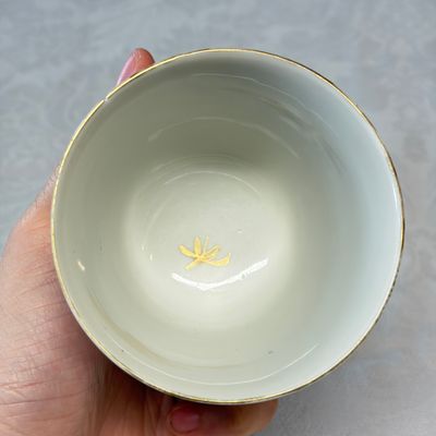 Three sets of Chinese export famille rose and grisaille 'European Subject' tea bowls and saucers — foto 26