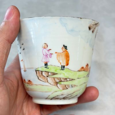 Three sets of Chinese export famille rose and grisaille 'European Subject' tea bowls and saucers — foto 28