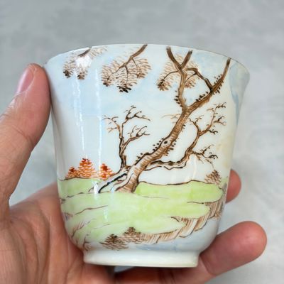 Three sets of Chinese export famille rose and grisaille 'European Subject' tea bowls and saucers — foto 29