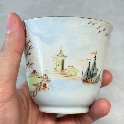 Three sets of Chinese export famille rose and grisaille 'European Subject' tea bowls and saucers — foto 30
