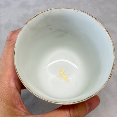 Three sets of Chinese export famille rose and grisaille 'European Subject' tea bowls and saucers — foto 32