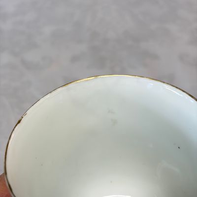 Three sets of Chinese export famille rose and grisaille 'European Subject' tea bowls and saucers — foto 33