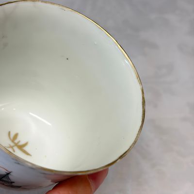 Three sets of Chinese export famille rose and grisaille 'European Subject' tea bowls and saucers — foto 34