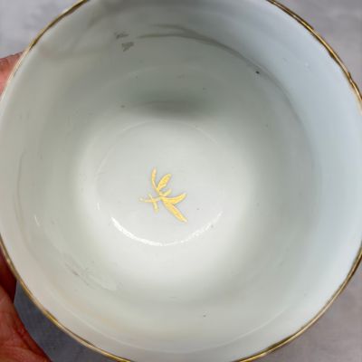 Three sets of Chinese export famille rose and grisaille 'European Subject' tea bowls and saucers — foto 35