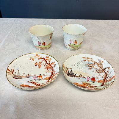 Three sets of Chinese export famille rose and grisaille 'European Subject' tea bowls and saucers — foto 1