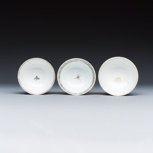 Three sets of Chinese export famille rose and grisaille 'European Subject' tea bowls and saucers — foto 8