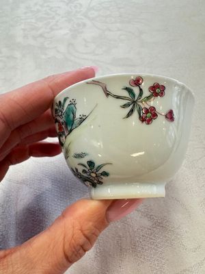 Three sets of Chinese famille rose 'Elegant Beauty and Boy' cups and saucers, Qianlong — photo 5