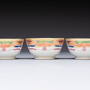 Three sets of Chinese famille rose gilt-decorated 'Bird among Flowering Branches' cups and saucers, 19th C. — 照片 6