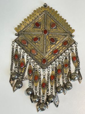 Three silver head ornaments and a chest ornament, Turkmenistan, 19/20th C. — 照片 1