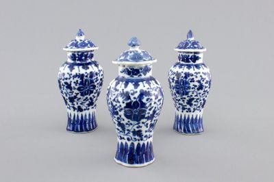 Three small blue and white Chinese porcelain vases and cover, 18/19th C.