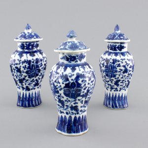 Three small blue and white Chinese porcelain vases and cover, 18/19th C. — photo 1