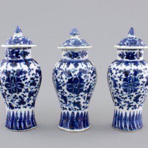 Three small blue and white Chinese porcelain vases and cover, 18/19th C. — photo 2