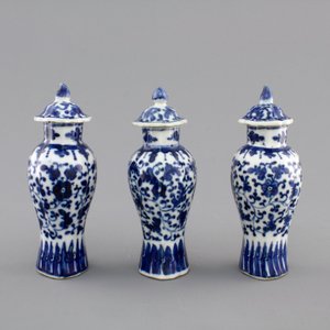 Three small blue and white Chinese porcelain vases and cover, 18/19th C. — photo 3
