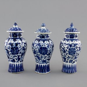 Three small blue and white Chinese porcelain vases and cover, 18/19th C. — photo 4
