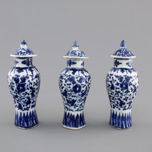 Three small blue and white Chinese porcelain vases and cover, 18/19th C. — photo 5