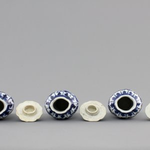 Three small blue and white Chinese porcelain vases and cover, 18/19th C. — photo 7