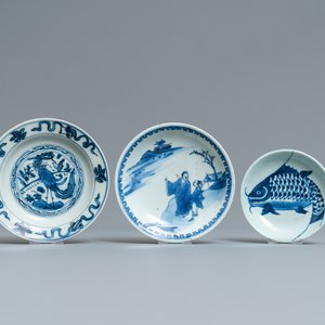 Three small Chinese blue and white plates, Ming and Kangxi — photo 1