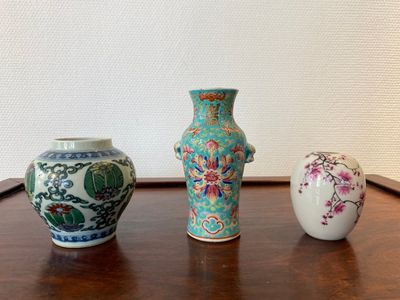 Three small Chinese doucai and famille rose vases, 19/20th C. — photo 1