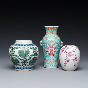 Three small Chinese doucai and famille rose vases, 19/20th C. — photo 1