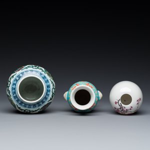 Three small Chinese doucai and famille rose vases, 19/20th C. — photo 6