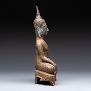 Three Southeast Asian bronze Buddhas and a stone head of Buddha, 18th C. — photo 11