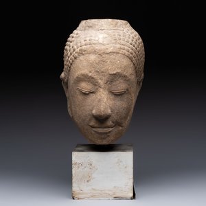 Three Southeast Asian bronze Buddhas and a stone head of Buddha, 18th C. — photo 2