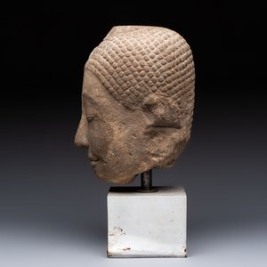 Three Southeast Asian bronze Buddhas and a stone head of Buddha, 18th C. — photo 3