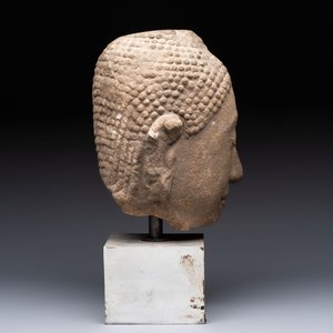 Three Southeast Asian bronze Buddhas and a stone head of Buddha, 18th C. — photo 5