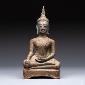 Three Southeast Asian bronze Buddhas and a stone head of Buddha, 18th C. — photo 8