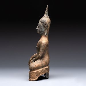 Three Southeast Asian bronze Buddhas and a stone head of Buddha, 18th C. — photo 9