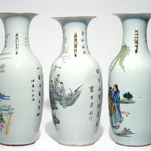 Three tall Chinese famille rose vases with calligraphy, 19/20th C. — 照片 2