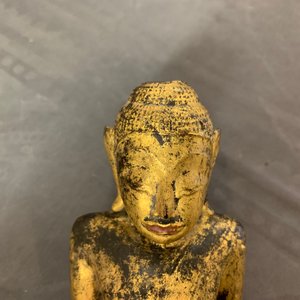 Three Thai gilt bronze, earthenware and wooden votive figures, 19th C. — 照片 15