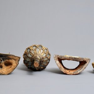Three Thai gilt bronze, earthenware and wooden votive figures, 19th C. — 照片 5