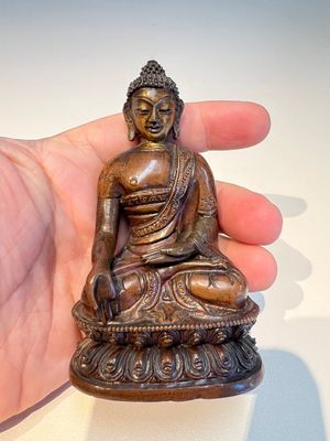 Three Tibetan bronze ritual bells and a bronze Buddha, 19th C. — 照片 1
