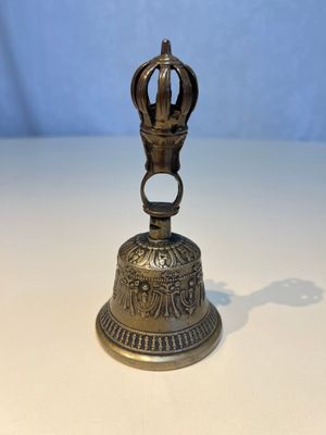 Three Tibetan bronze ritual bells and a bronze Buddha, 19th C. — 照片 11