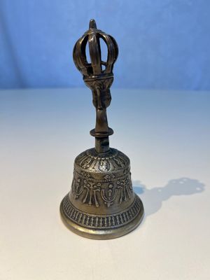 Three Tibetan bronze ritual bells and a bronze Buddha, 19th C. — 照片 12