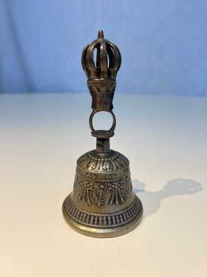 Three Tibetan bronze ritual bells and a bronze Buddha, 19th C. — 照片 13