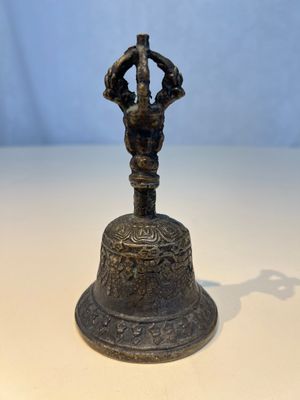 Three Tibetan bronze ritual bells and a bronze Buddha, 19th C. — 照片 19