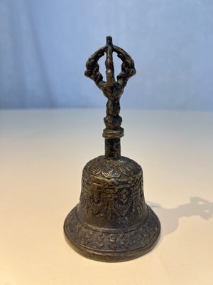 Three Tibetan bronze ritual bells and a bronze Buddha, 19th C. — 照片 20